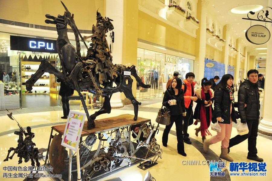 图为金属废料构建起来的巨大中世纪骑士。<span style='display:none;'><a href='http://www.cnmn.com.cn/' target='_blank'>中国有色网。</a></span>